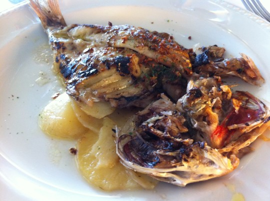 Panchito a la bilbaína, incluido en el menú del día de El Txakoli (foto: Cuchillo)