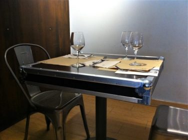 La tapa de la mesa, como la de una flight case, en Satélite T (foto: Cuchillo)