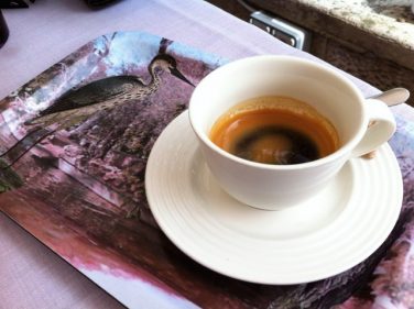 El café, tostado en casa y servido con mucha elegancia, en restaurante Deluz (foto: Cuchillo)