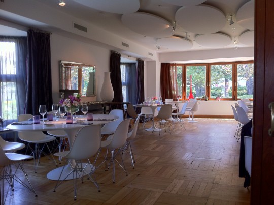 Uno de los amplios salones, estilo long room, del restaurante Deluz (foto: Cuchillo)
