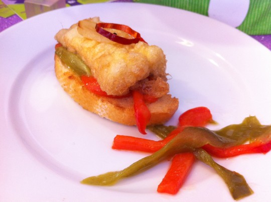 Bacalao rebozado, piperrada, ajo frito y guindilla, pincho de Lagun Etxea (foto: Cuchillo)