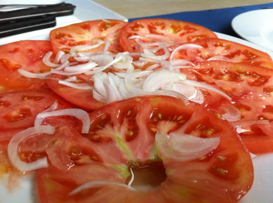 Ensalada de tomate, en bar Enea (foto: Cuchillo)