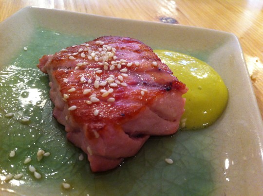 Taco de ventresca de bonito a la plancha con espuma de guisante y sésamo, en Kokken (foto: Cuchillo)