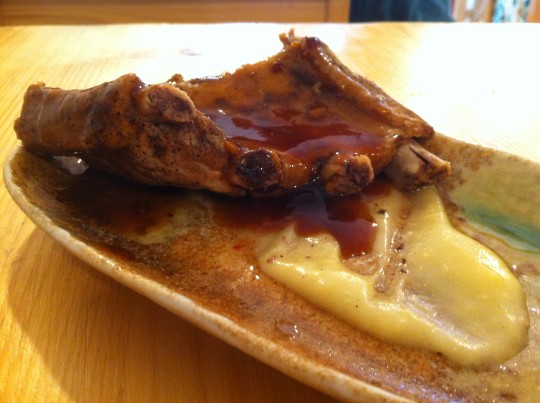 Costilla de cerdo, lacada con soja y miel, y espuma de patata, en Kokken (foto: Cuchillo)
