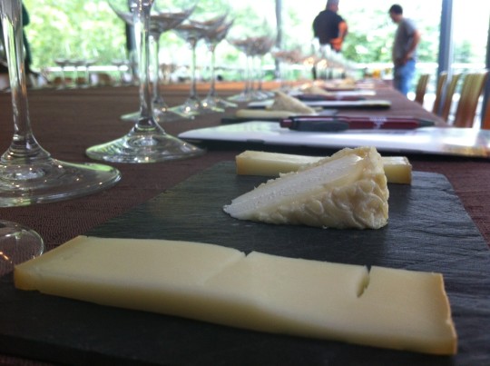 Así lucía la mesa de Arbolagaña, antes de la cata de quesos y blancos (foto: Cuchillo)