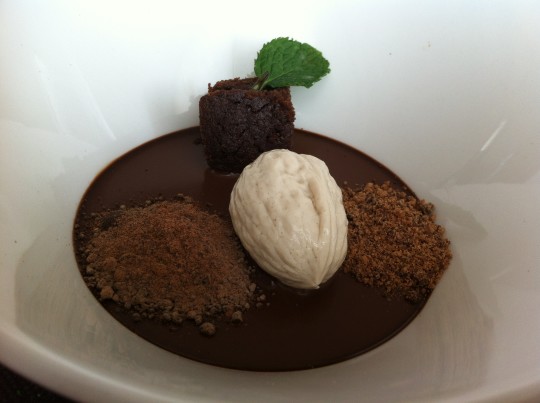La interpretación del brownie que se sirve en Los Brezos (foto: Cuchillo)