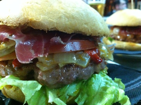 Así son las hamburguesas del Gure Etxea, cosa seria (foto: Cuchillo)