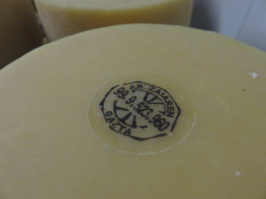 Un queso de Kerexara con su pertinente sello (foto: Cuchillo)