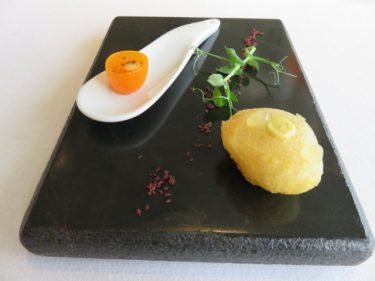 Crujiente de mar en tempura y kumquat, aperitivos en Martín Berasategui (foto: Cuchillo)