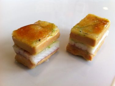 Milhojas caramelizado de anguila ahumada, foie gras, cebolleta y manzana verde (foto: Cuchillo)