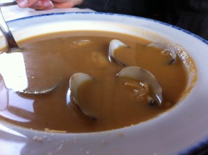 Sopa de pescado, en Astei (foto: Cuchillo)