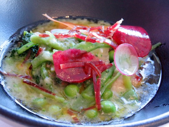 Menestra de verduras, con crudités y jamón, de Kokarta (foto: Cuchillo)