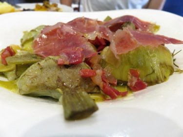 Alcachofas confitadas con jamón, en Mesón Mariano (foto: Cuchillo)