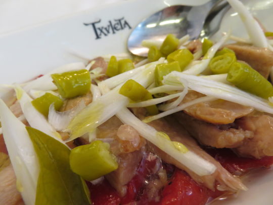 Ensalada de ventresca, en restaurante Txuleta (foto: Cuchillo)