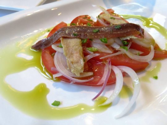 Ventresca, bonito, cebolla y anchoa, en Zezilionea (foto: Cuchillo)