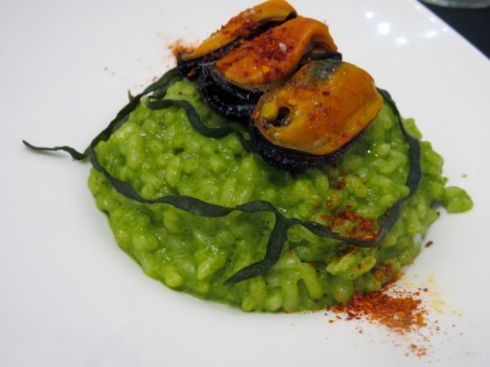 Arroz verde con alga, mejillón y pimentón de Ezpeleta, en bar Zazpi (foto: Cuchillo)