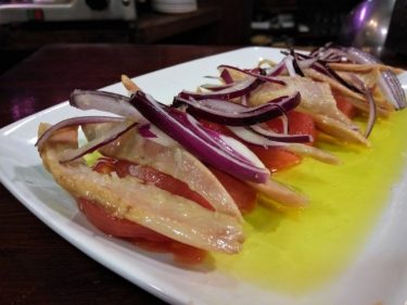 Ventresca de atún, tomate y cebolla roja, en Gure Etxea (foto: Cuchillo)