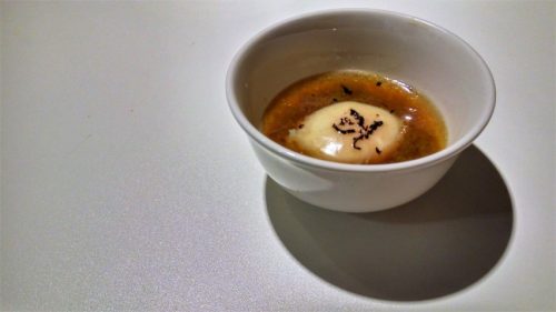 Huevo poché con caldo de alcachofas, en Lapiko (foto: Cuchillo)