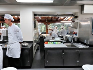 Cocineros y stagiers en la cocina de Martín Berasategui (foto: Cuchillo)