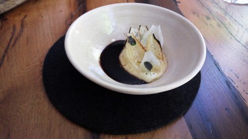 Cebolleta de primavera glaseada en ajo negro con sus pickles (foto: Cuchillo)