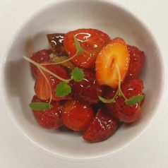 Foie con fresas a la pimienta verde, por Unai Fernández de Retana (Recetas para una cuarentena #30)