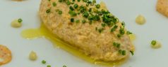 Pastel de pescado con langostinos y mahonesa de eneldo, por Sergio Humada (Recetas para una cuarentena #32)