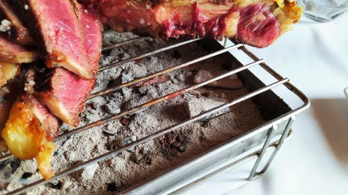 Rescoldos de brasa mantienen caliente la carne en Horma Ondo (foto: Cuchillo)