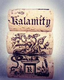 El corcho de Kalamity lleva grabado el logo de Oxer Wines.